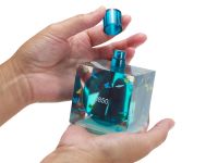 6_Stratasys_J850_Perfume_Bottle_C_COB_Hands-800px